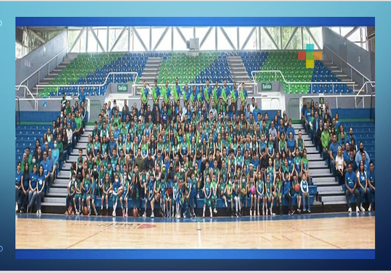 Ray Rodríguez brindó clínica de basquetbol en Academia Halcones UV