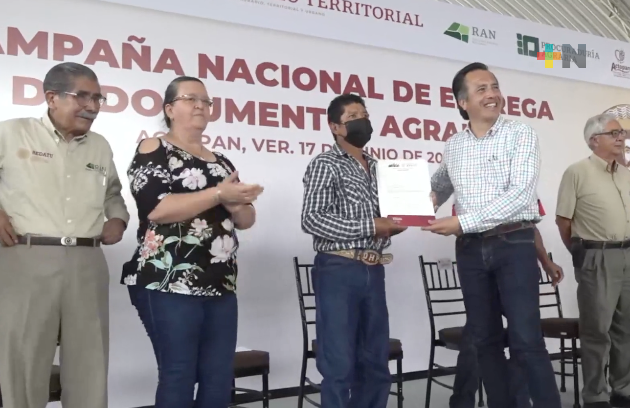 Cuitláhuac García brinda certeza jurídica, entrega 600 documentos agrarios en Actopan