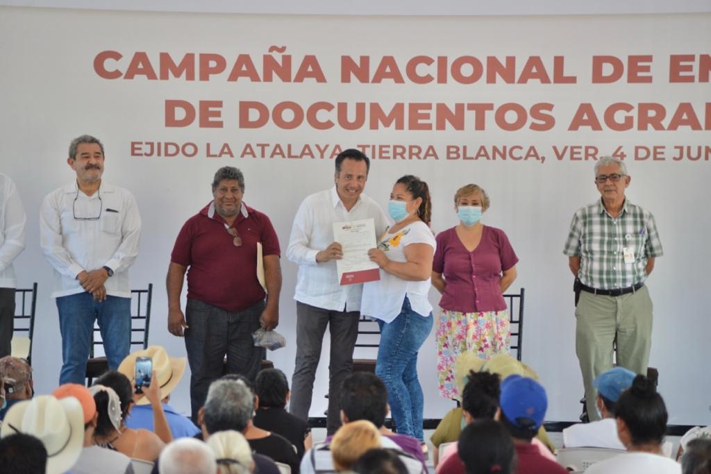 A más de 60 años de fundar el ejido La Atalaya, 215 campesinos reciben títulos de propiedad