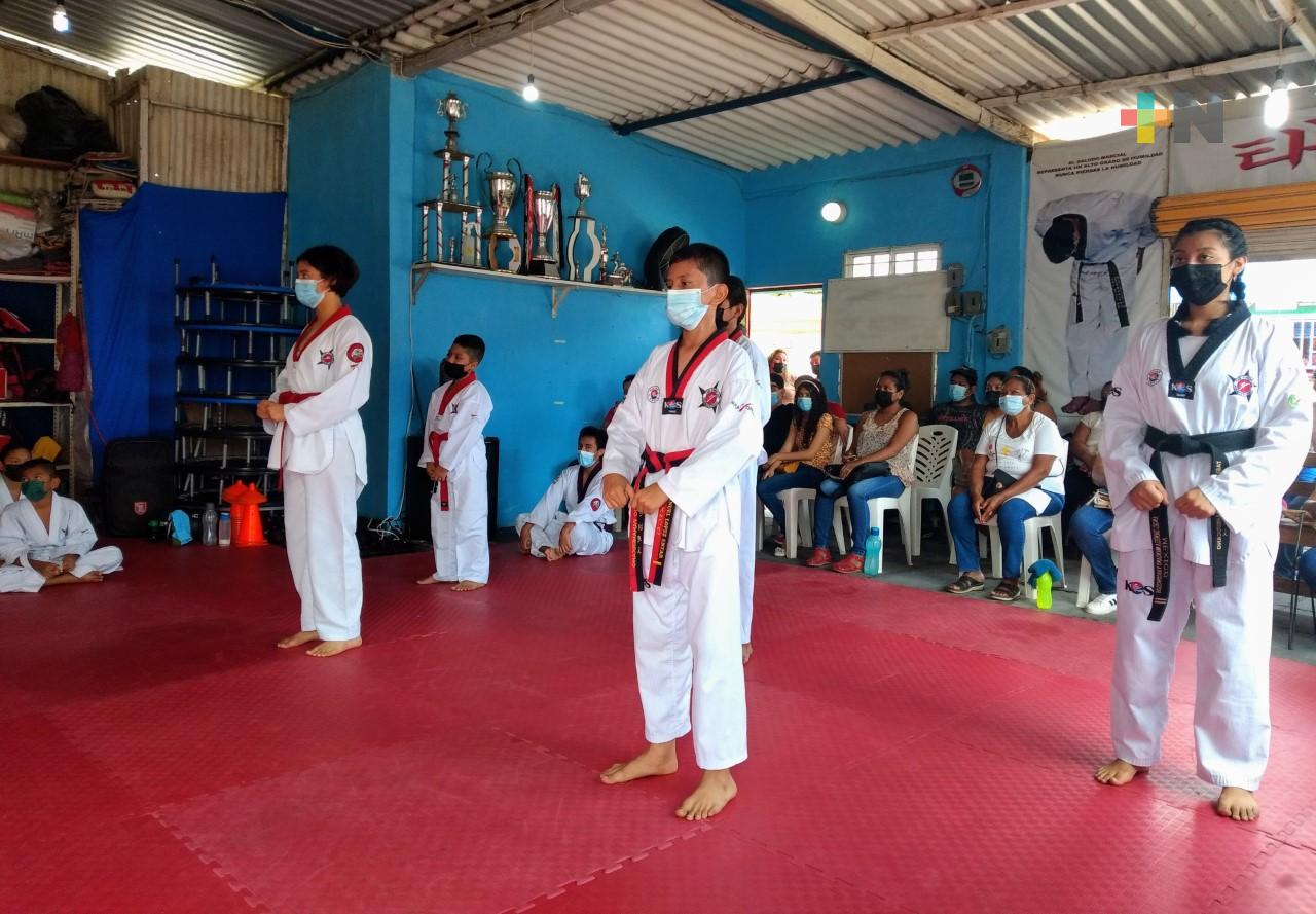 Evalúan a taekwondoínes de escuela Eagles Team Coatza