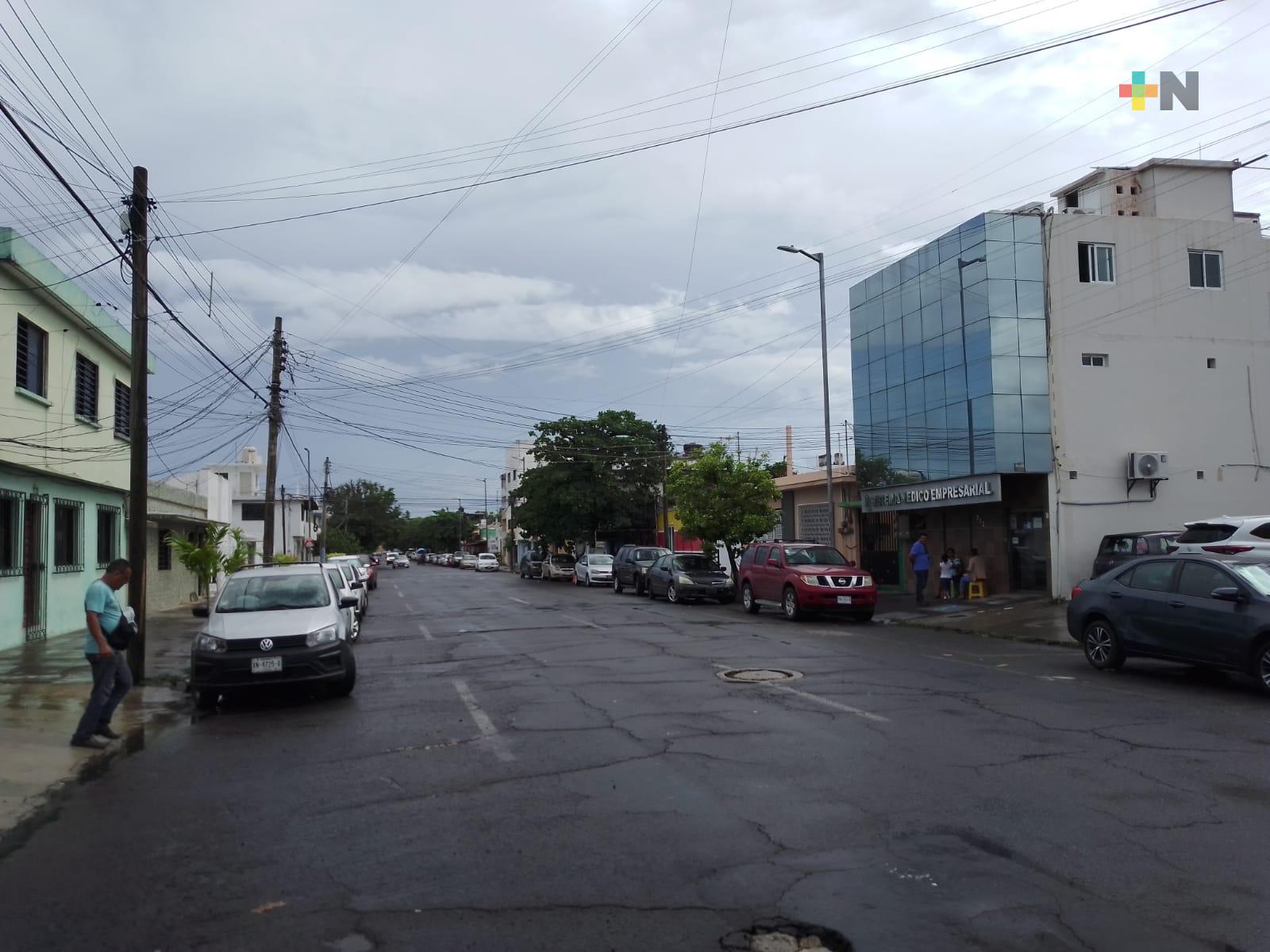 Energía eléctrica llega de manera intermitente a la avenida 2 de Abril, en Veracruz; piden atención de CFE