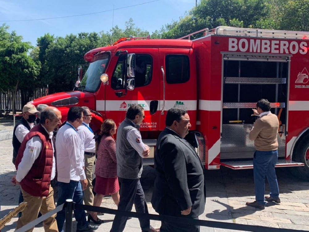 Entrega director general de Pemex vehículos y equipamiento para fortalecer cuerpos de bomberos