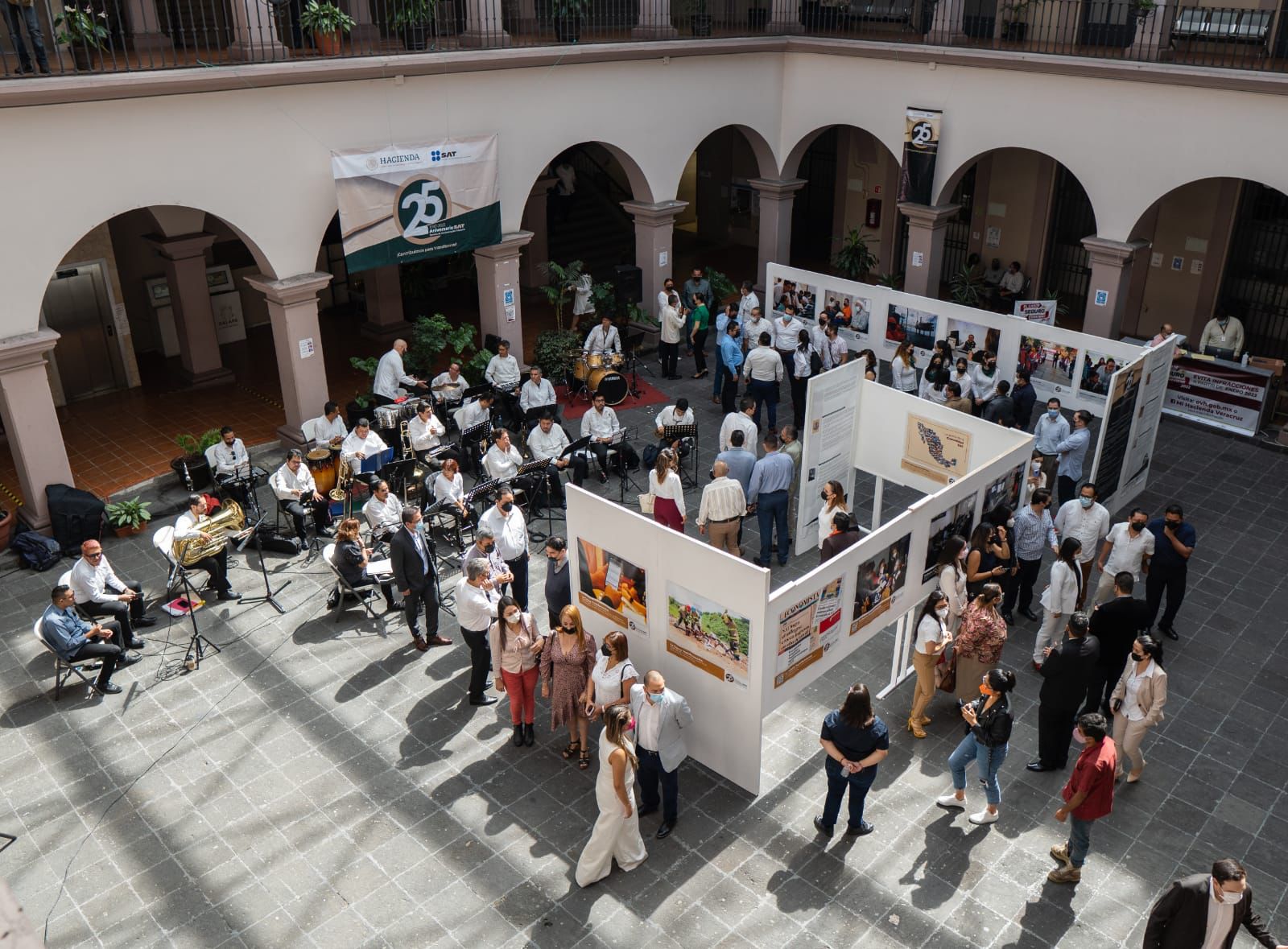 Con exposición fotográfica en palacio municipal de Xalapa conmemoran 25 aniversario del SAT