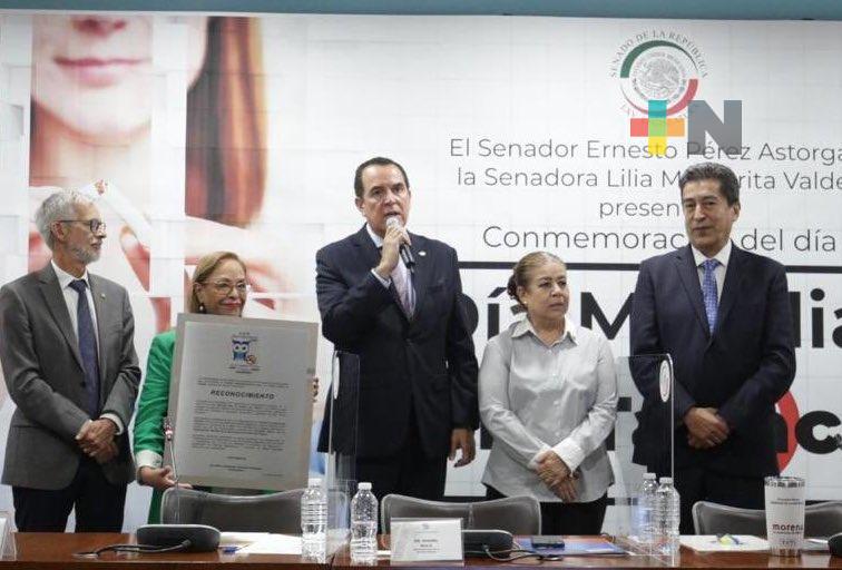 Recibe Ernesto Pérez Astorga reconocimiento por su lucha contra el tabaco