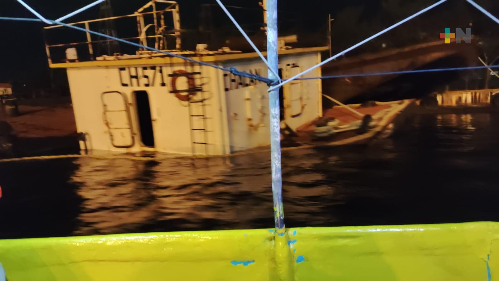 Hundimiento de embarcación provoca contaminación en laguna de Pajaritos