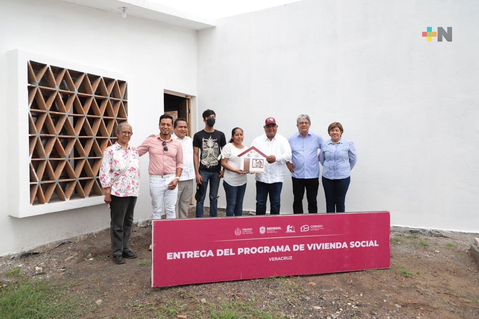Encabeza Eric Cisneros entrega de viviendas en ciudad de Veracruz