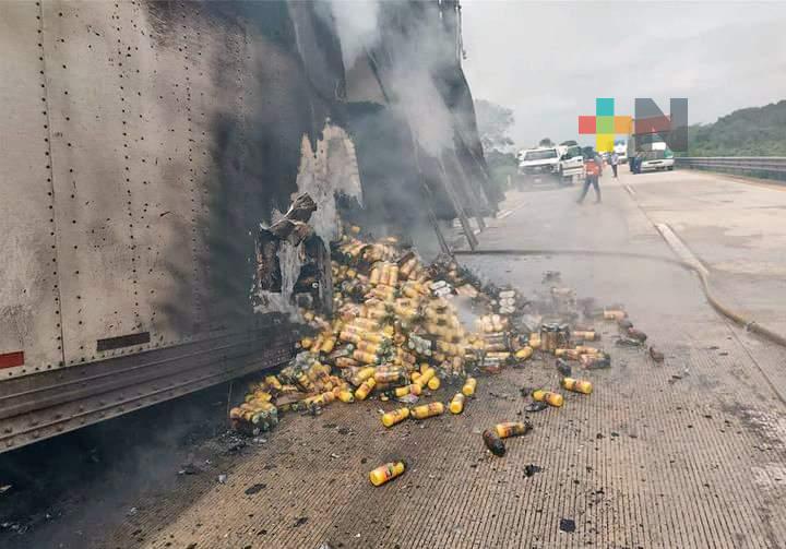 Incendio de tráiler provocó cierre  de autopista Acayucan-Minatitlán