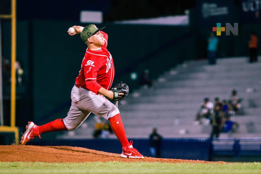 Luis Márquez, pitcher del Águila disputa «El Novato del año»