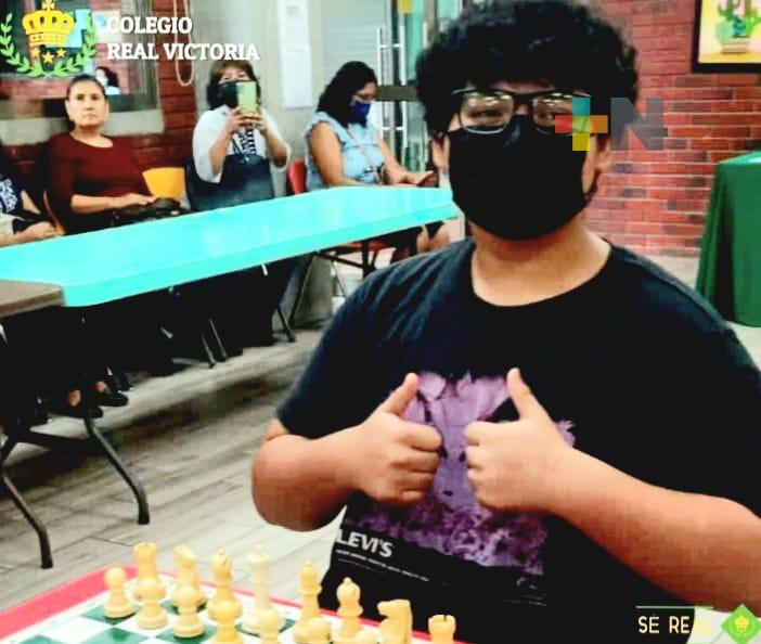 Manuel Aramis Ferrer del Colegio Real Victoria es campeón de ajedrez