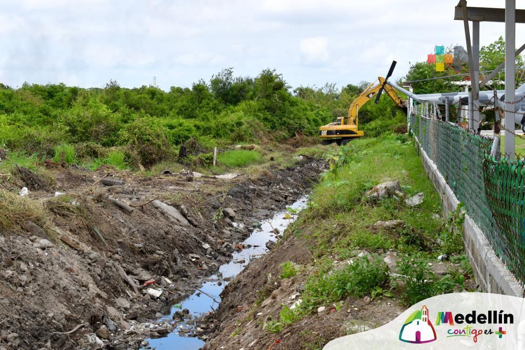 Inicia Marcos Isleño desazolve de canales para prevenir inundaciones en Medellín