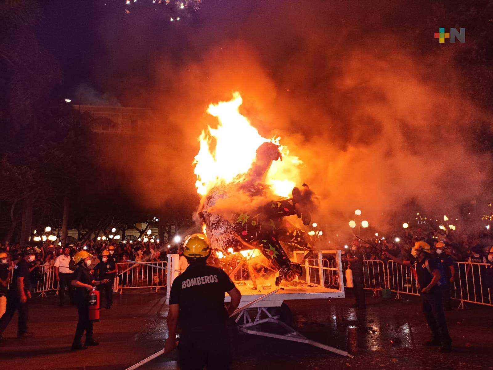 Inicia Carnaval de Veracruz con quema del mal humor, representado por el Covid-19