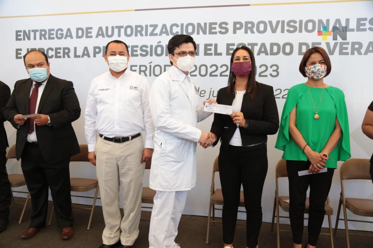 Entrega SEV 214 autorizaciones provisionales a pasantes de áreas de salud
