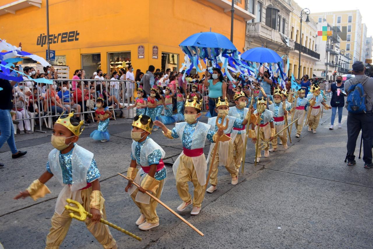 Realizan colorido desfile infantil del Carnaval de Veracruz