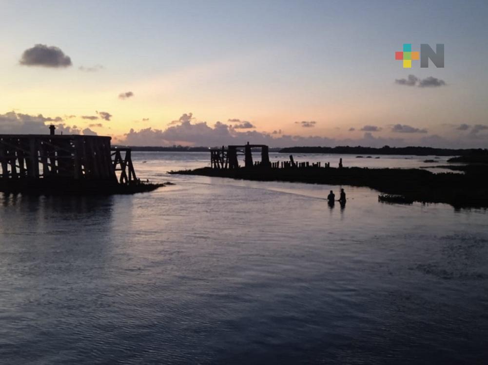 Policía municipal de Nanchital rescata a hombre de morir ahogado