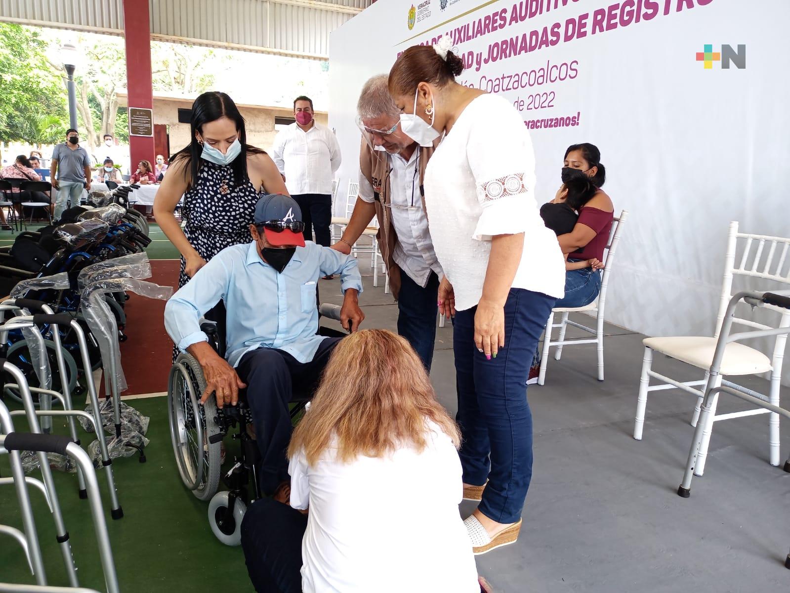 Cerca de mil 800 personas beneficiadas en Coatza con aparatos de movilidad