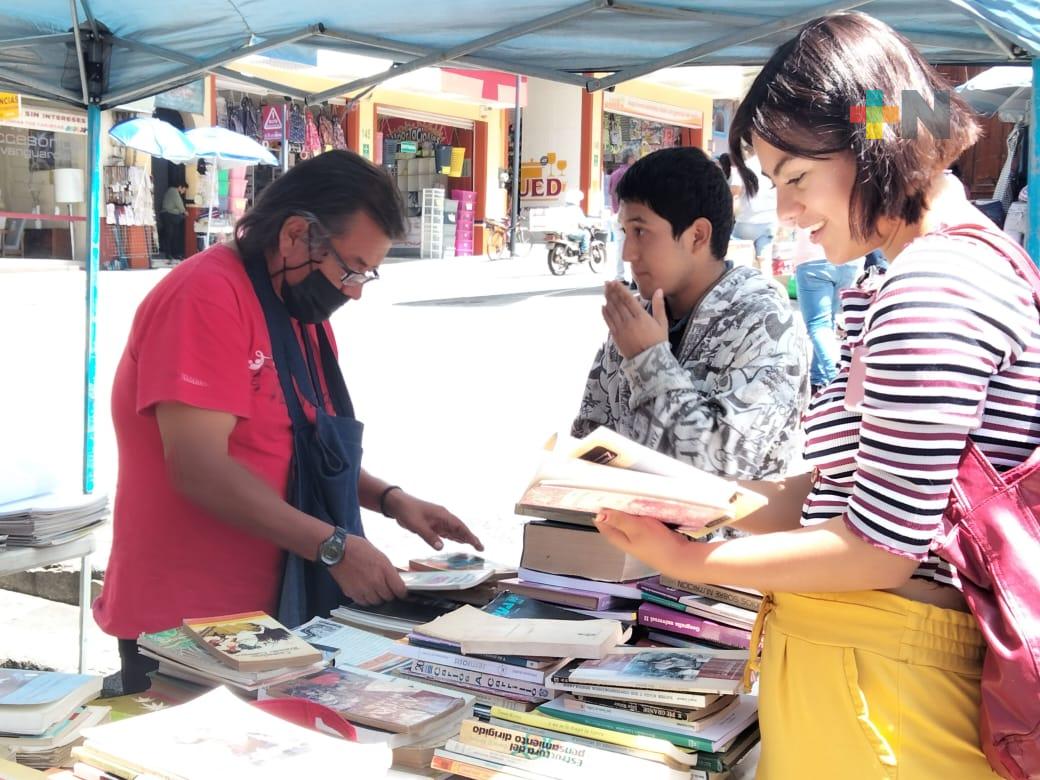 Un conocido librero regaló varios títulos a quienes transitaron por el centro de Xalapa