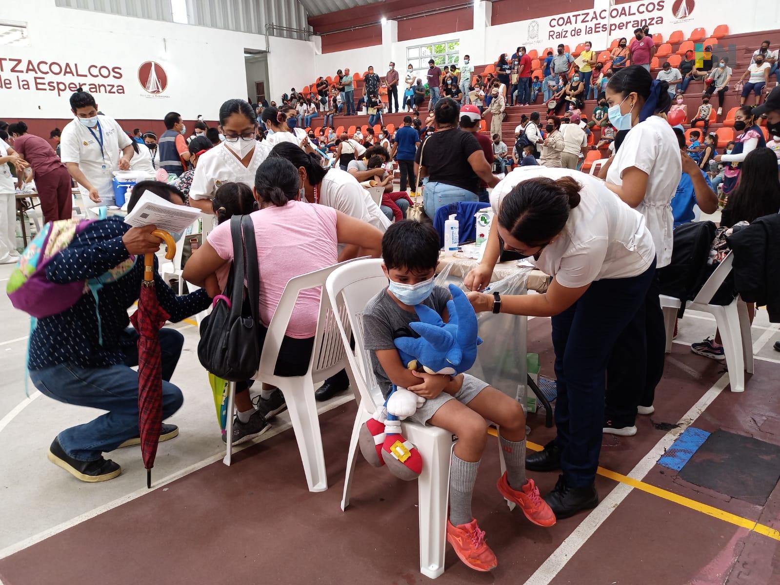 Con su peluche favorito, menores de Coatza acuden a vacunarse
