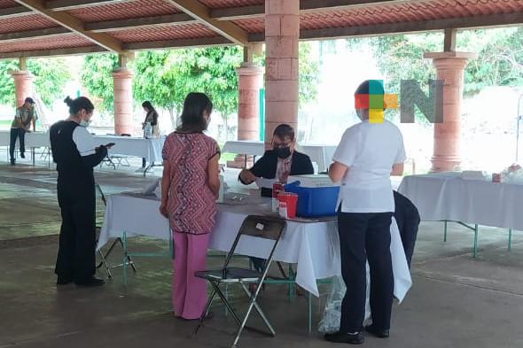 Aplican vacunas a población de 12 a 14 años y rezagados en Banderilla