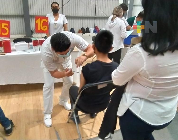 Este lunes aplican segundas dosis a población de 12 a 14 años en Xalapa