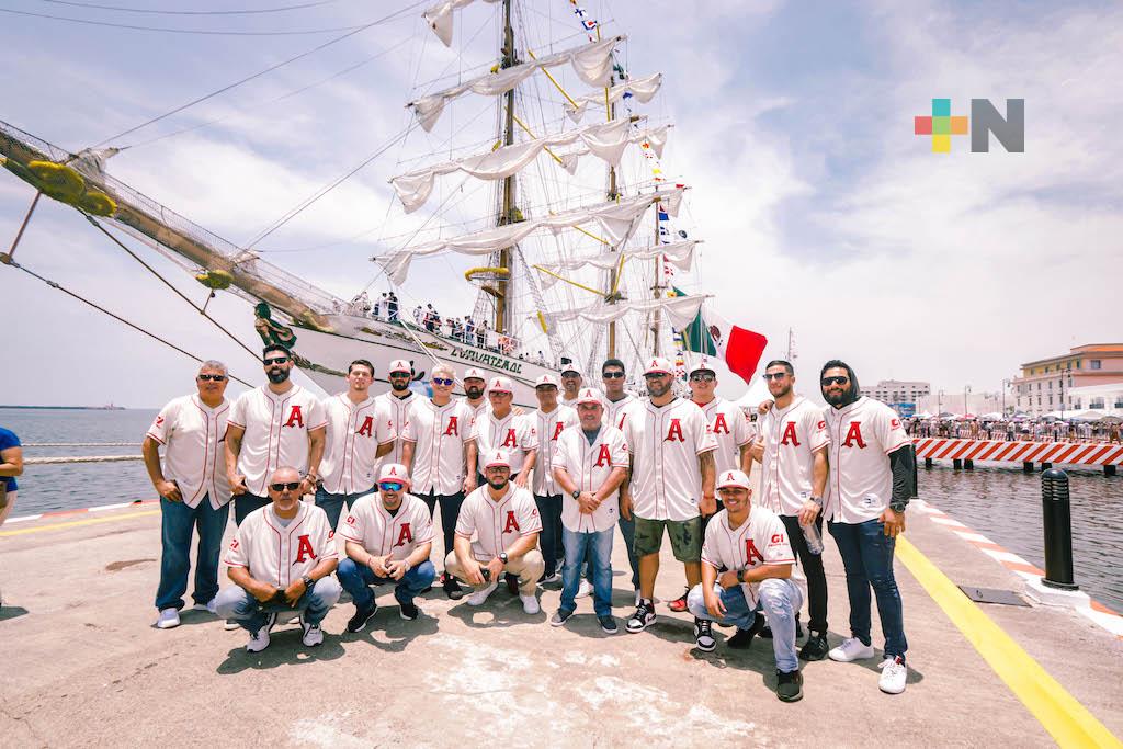 Jugadores del Águila visitaron el Buque Escuela Cuauhtémoc