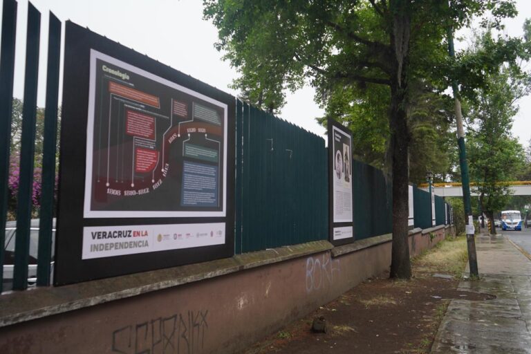 Exposición Veracruz en la Independencia, en la galería abierta de la Benemérita Escuela Normal Veracruzana