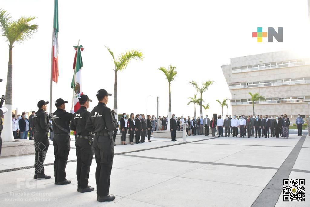FGE realiza ceremonia de honores a la bandera en sus instalaciones