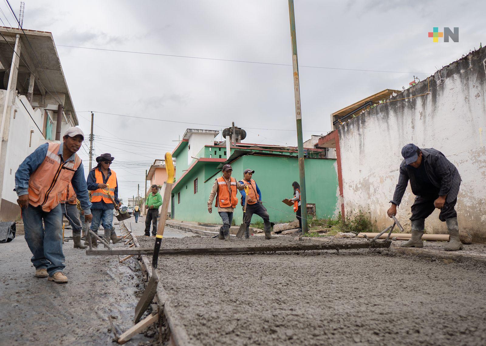 Continúan trabajos de pavimentación en colonias de la periferia de Xalapa