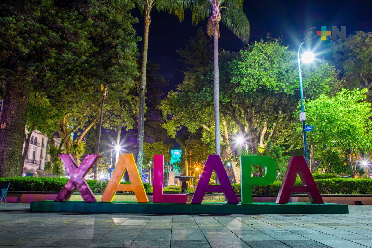 Dan mantenimiento a letras turísticas de Xalapa, ubicadas en parque Juárez