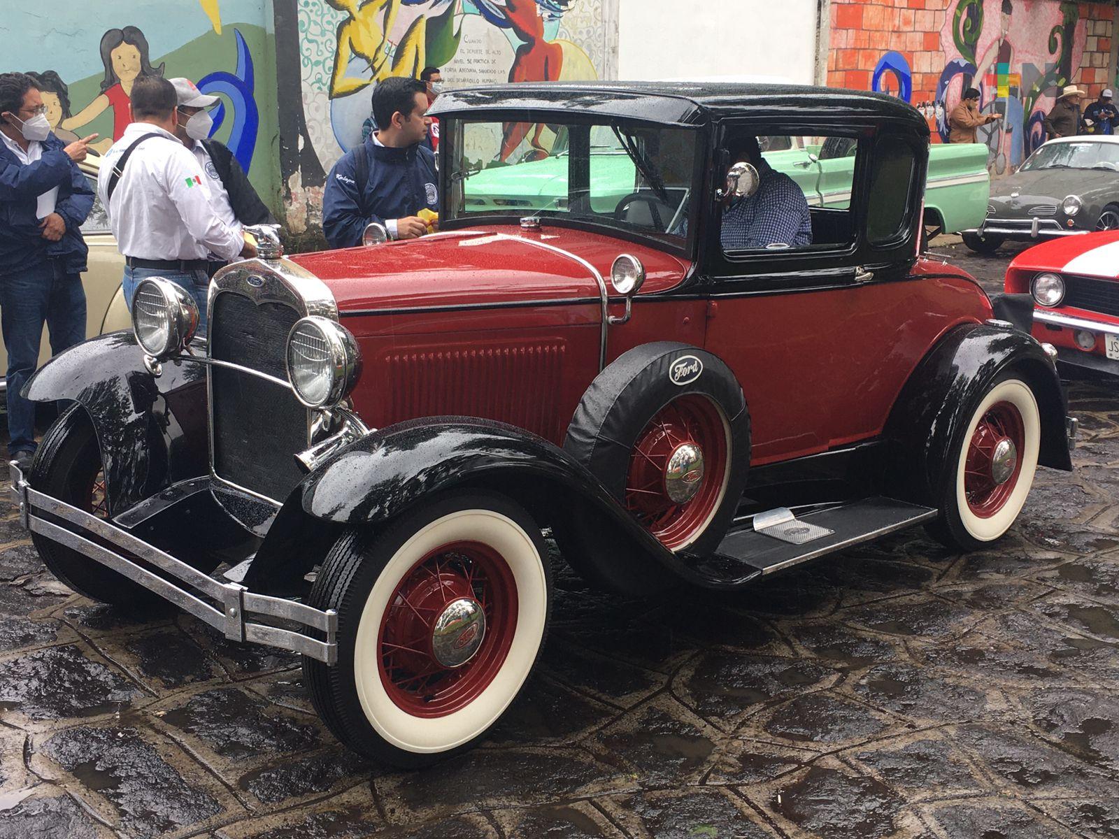 En Xalapa celebran a papá con una caravana de autos antiguos