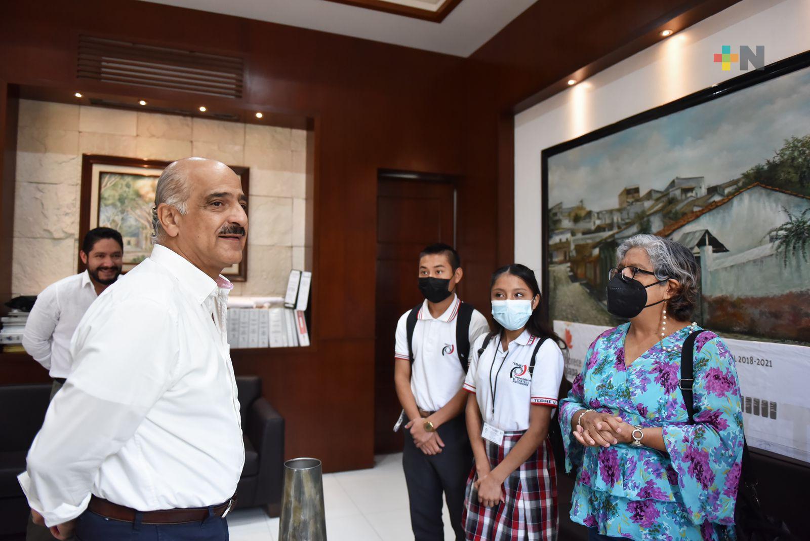 Alumnos de Telebachillerato El Castillo presentan logros académicos al alcalde xalapeño