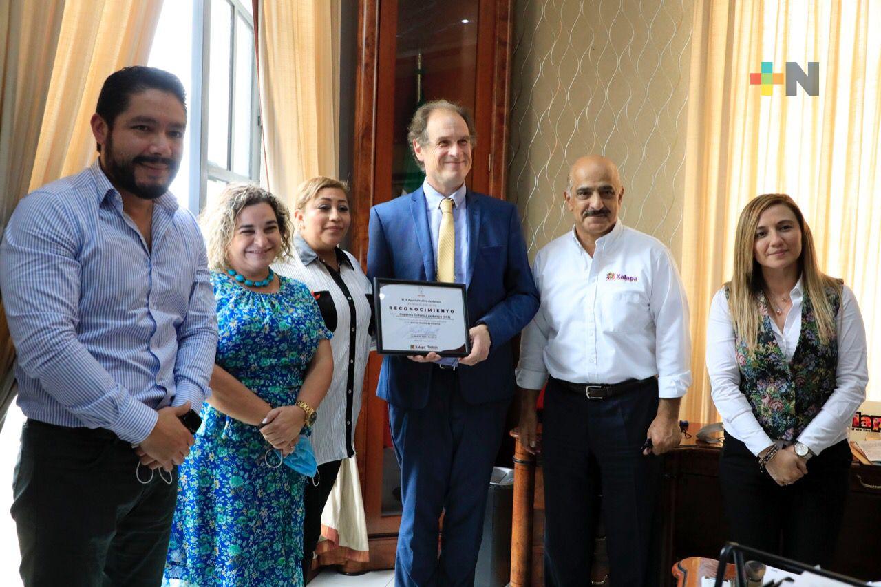 Ayuntamiento brinda un reconocimiento al director de OSX, Martin Lebel