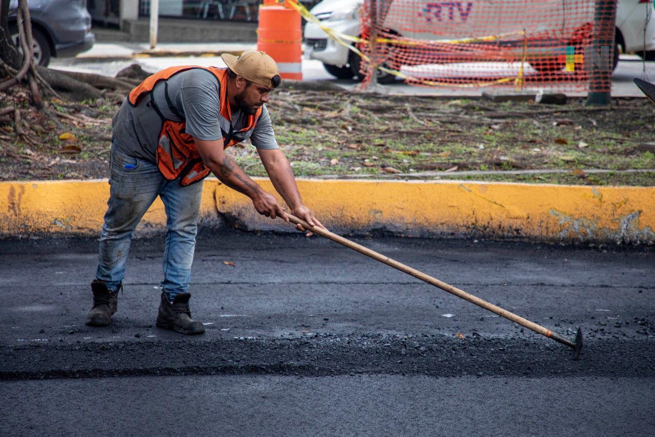 Continúa Ayuntamiento con trabajos de bacheo en diversas avenidas