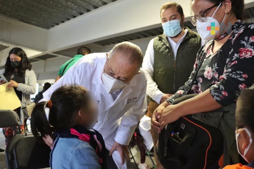 Supervisa encargado de SS, proceso de vacunación a infantes