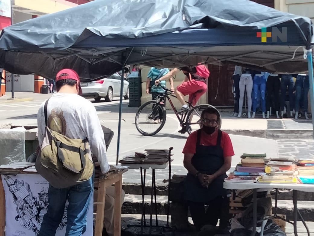 Exitosa jornada de donación de libros a transeúntes en centro de Xalapa