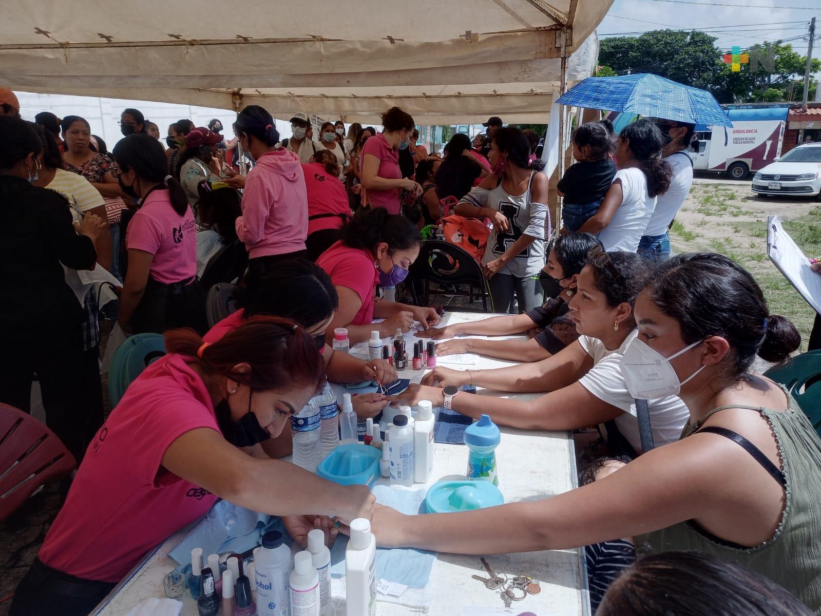 Llevan de manera gratuita diversos servicios a colonia de Coatzacoalcos