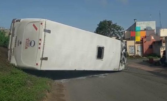 Tres pasajeros lesionados deja volcadura de camión en Veracruz puerto