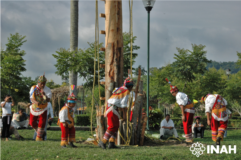 Las danzas totonacas de origen prehispánico en Papantla, libro editado por el INAH