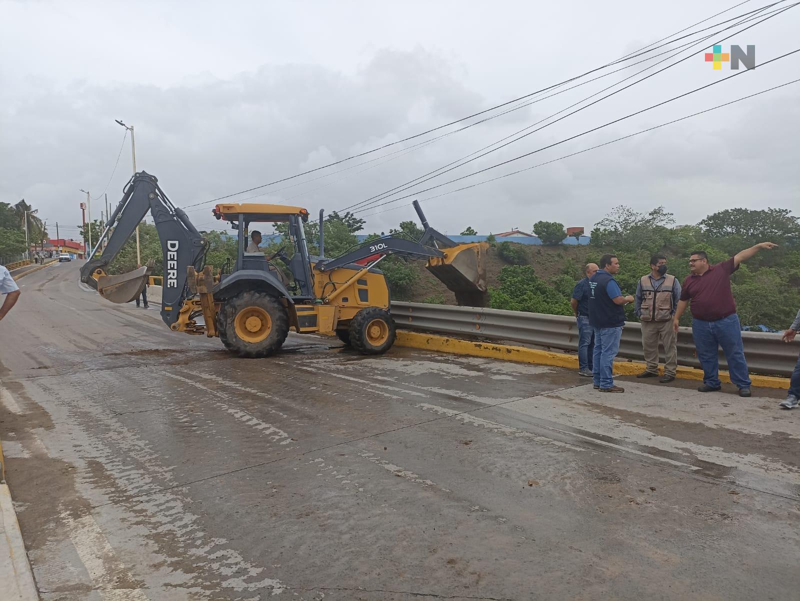 Autoridades atienden deslave en base del puente Torrentes del municipio de Veracruz