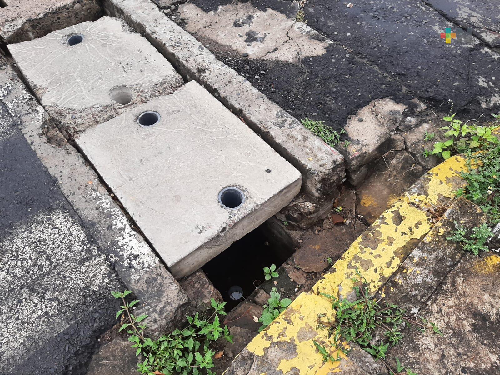 Realizan limpieza y desazolve de canales a cielo abierto en Coatzacoalcos