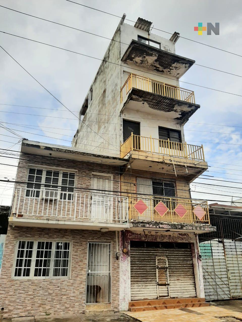 Edificio abandonado se cae a pedazos, un riesgo en ciudad de Veracruz