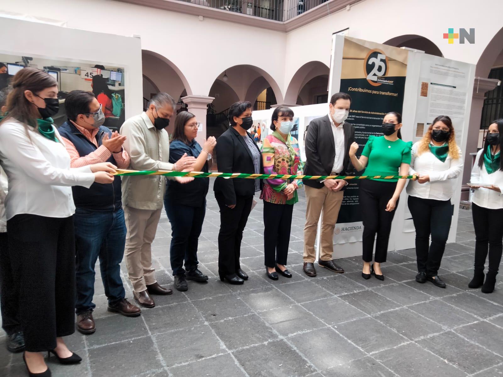 En palacio municipal de Xalapa inauguran exposición fotográfica Contribuimos para Transformar, del SAT