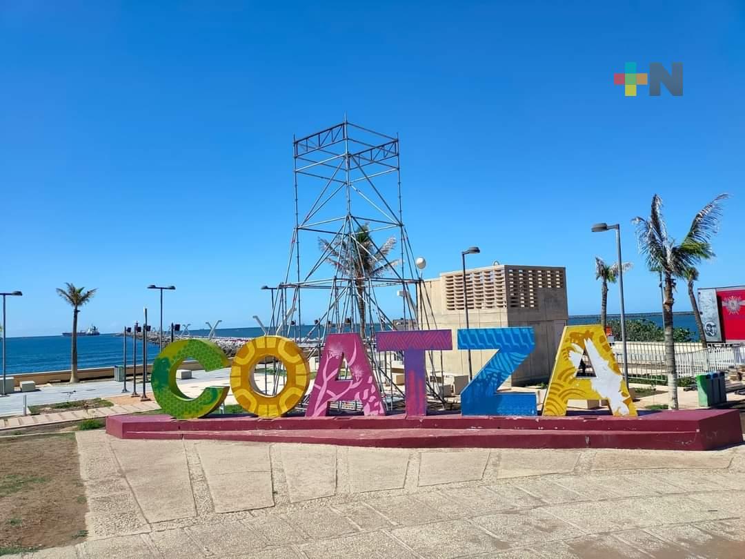 Comenzó instalación del escenario y luces por festejos de los 500 años de la Villa del Espíritu Santo