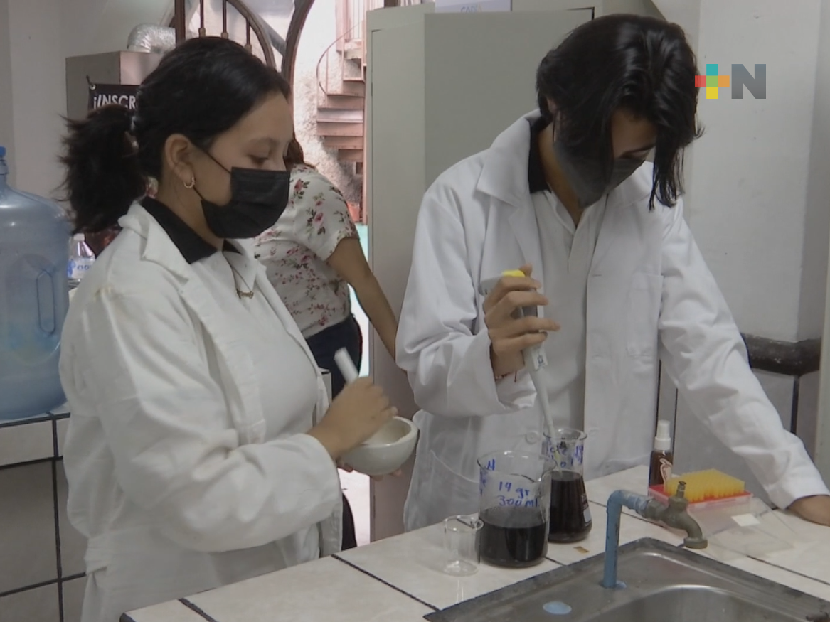 Estudiantes de Bachilleres Coatepec elaboraron un gas pimienta natural