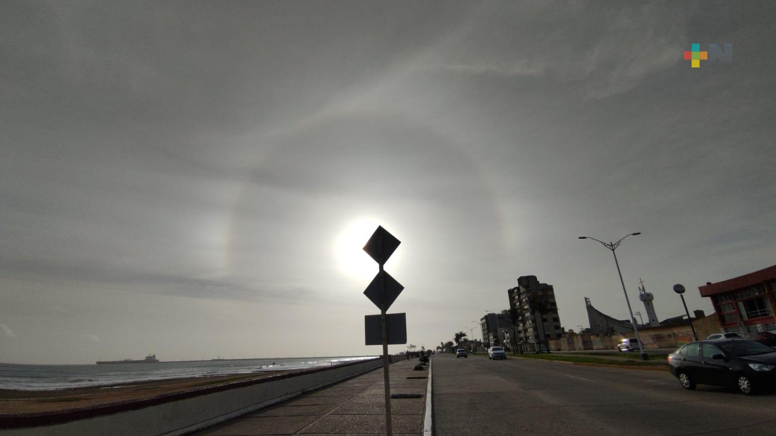 Causa expectación halo solar en cielo de Coatzacoalcos