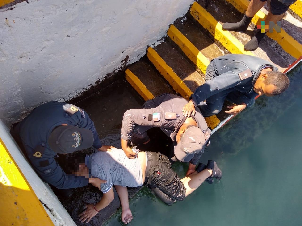 Personal de la Marina rescató a hombre que cayó al mar desde el Muelle de Pescadores