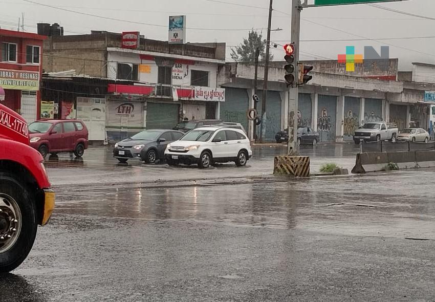 Inicio de semana con ambiente diurno cálido y lluvias en la entidad