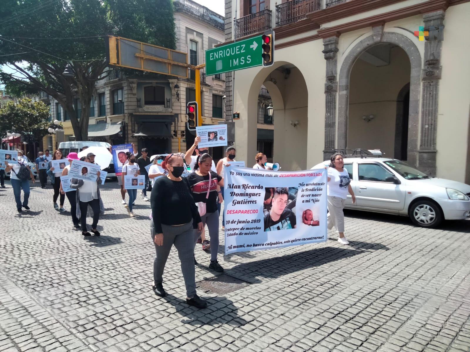 Colectivo Familiares Enlaces Xalapa realiza marcha en calles del centro