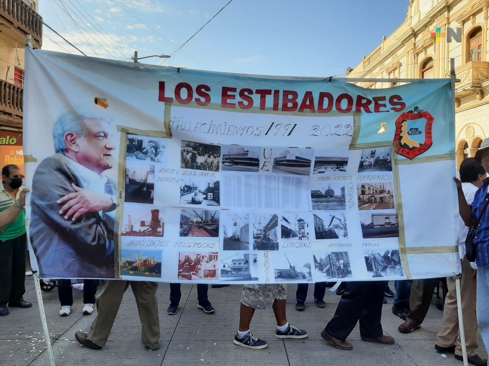 Realizan marcha de duelo por 31 aniversario de requisa del puerto de Veracruz