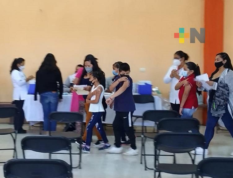 En salón social de El Castillo se vacunó a más de mil niños de 5 a 11 años