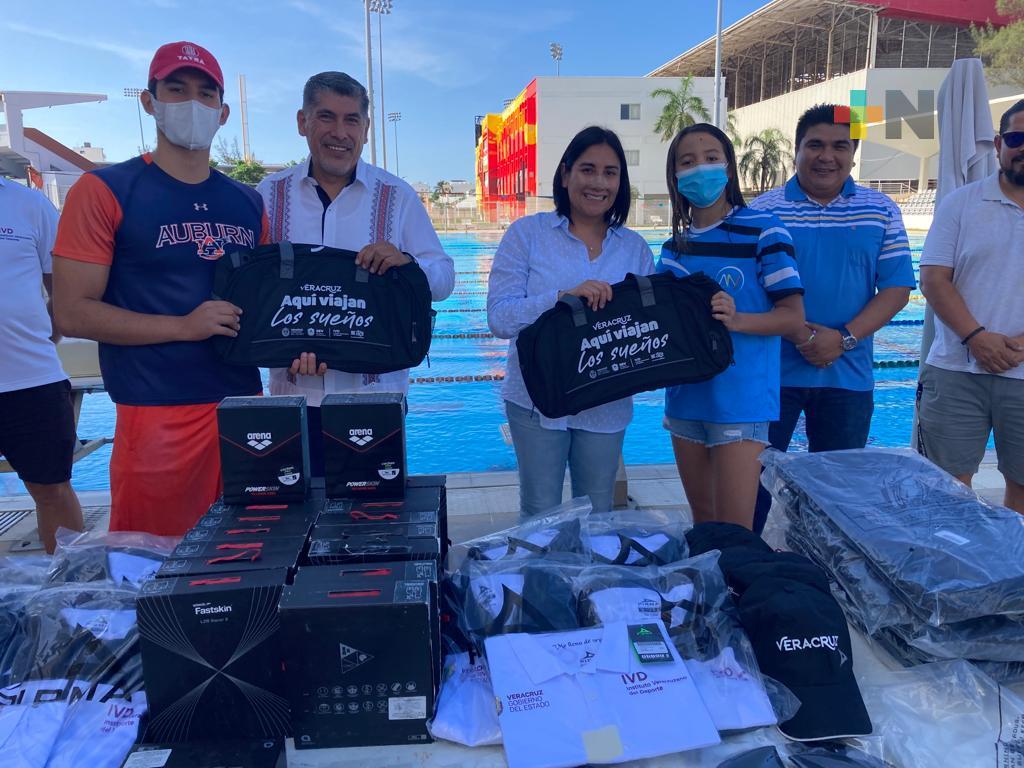 Uniforma IVD a selección veracruzana de natación rumbo a Nacionales CONADE
